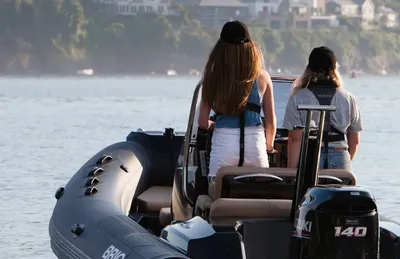 twee personen op een rubberboot op zee