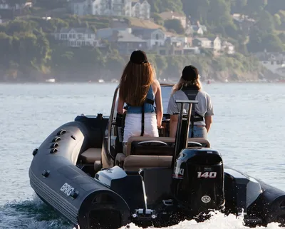achteraanzicht van RIB met twee personen