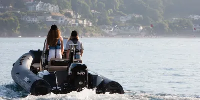 RIB met twee personen op open water