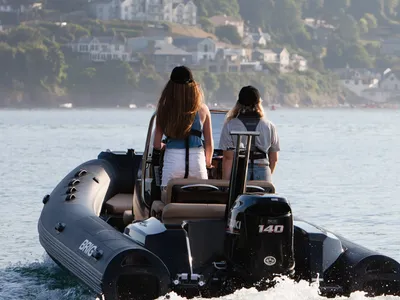 achteraanzicht van twee personen op een boot
