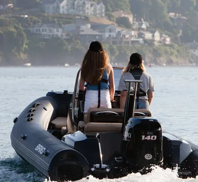 RIB met twee personen op het water