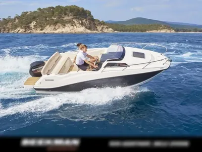 motorboot met twee personen op zee