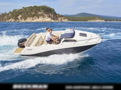 motorboot op zee met eiland op achtergrond