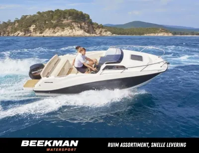 Motorboot met cabine op open water