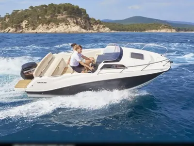 motorboot met twee personen op zee
