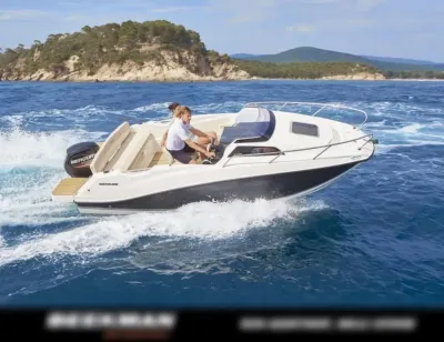 motorboot op zee met eiland op achtergrond