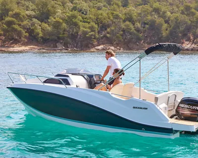 motorboot met opvarenden bij kust