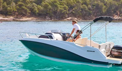 motorboot op helder zeewater