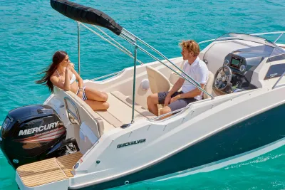 twee mensen op motorboot in helder water