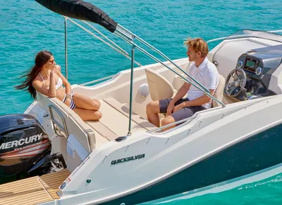 twee personen op een motorboot
