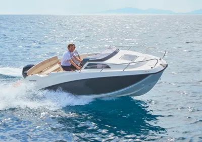 motorboot op open zee met twee personen