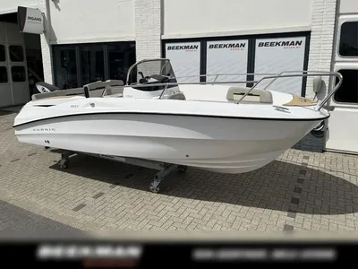 witte consoleboot buiten bij showroom