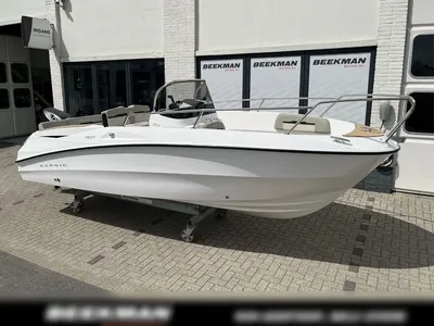 consoleboot buiten voor showroom