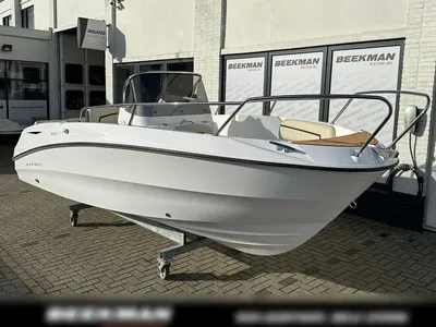 witte consoleboot bij showroom