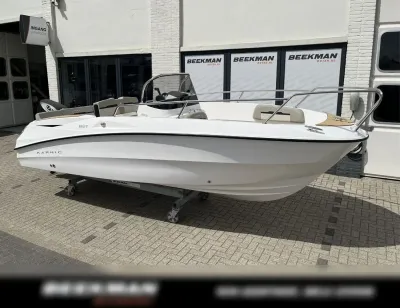 witte consoleboot buiten bij showroom