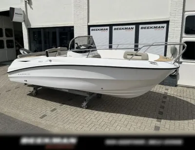 consoleboot buiten voor showroom