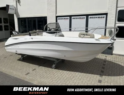 witte consoleboot buiten voor showroom