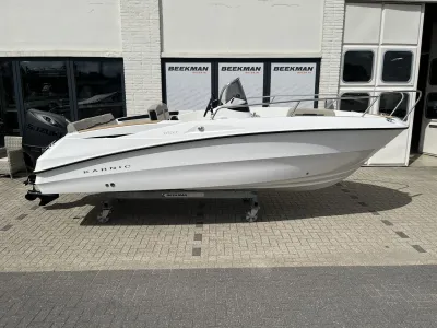 consoleboot bij showroomgebouw