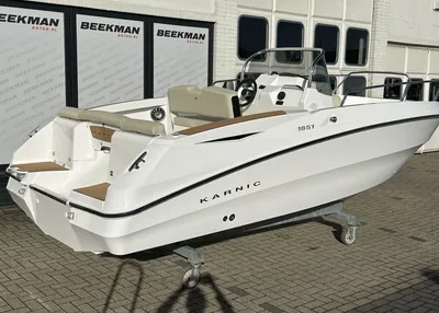 consoleboot op trailer bij showroom