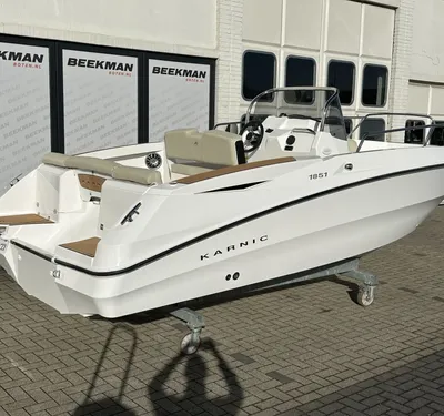 consoleboot buiten bij showroom