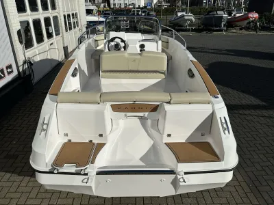 consoleboot gezien vanaf achterzijde