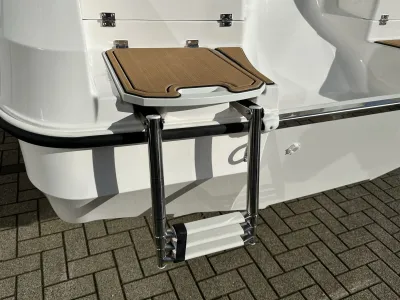 Achtersteven met zwemtrap en houten opstap