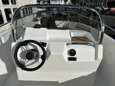 console en stuur van open boot