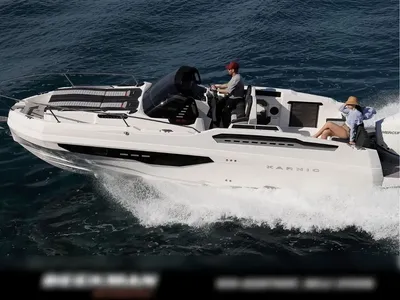 wit sportmotorboot op open water