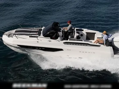 witte motorboot op open water