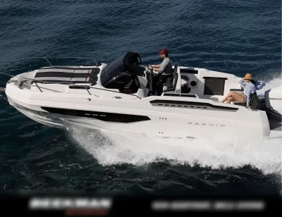 witte open speedboot met twee personen op zee