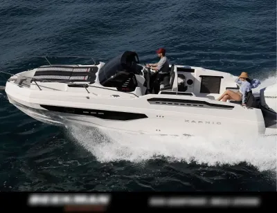 witte sportboot varend op open zee