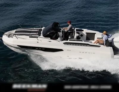 witte motorboot op open water