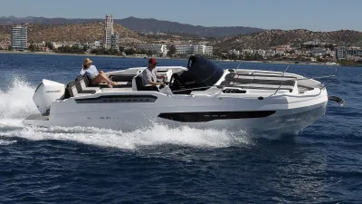 Motorboot met twee personen bij kust