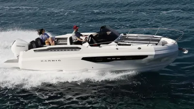 Open motorboot met twee personen op zee