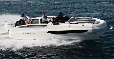 motorboot op zee met twee personen