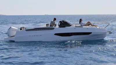 motorboot met twee personen op zee