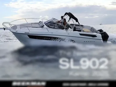 motorboot op open water met opvarenden