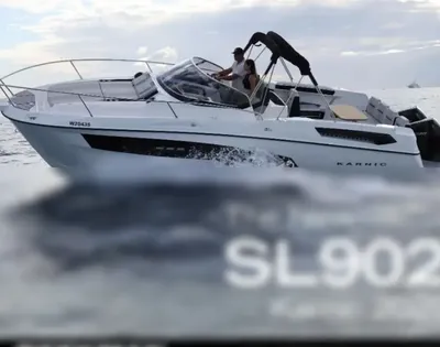 motorboot op open water met opvarenden