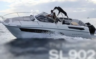 snelboot op zee met opvarenden