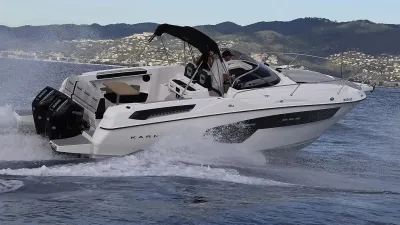 motorboot vaart op zee met kust op achtergrond