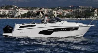 motorboot op zee met kust en gebouwen