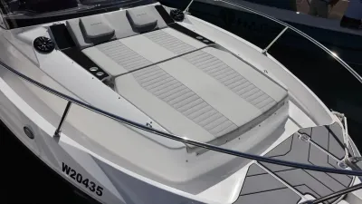 voorkant boot met zonnedek en kussens