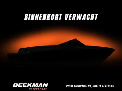 donkere boot silhouet tegen oranje achtergrond