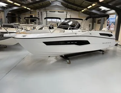 motorboot in binnenshowroom