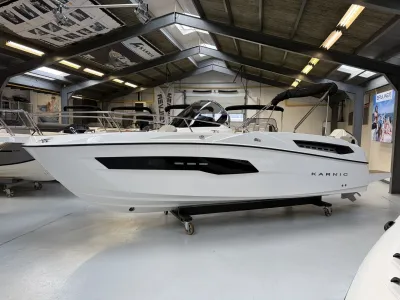 Witte motorboot in binnenloods