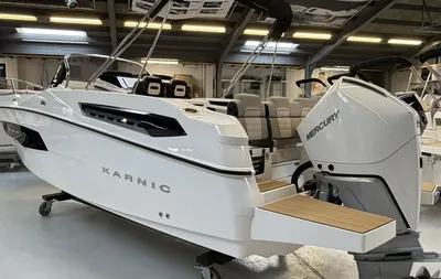 witte open motorboot in showroom