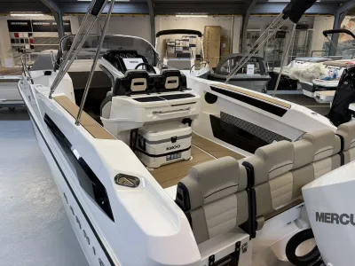 Achterdek en kuip van motorboot in showroom