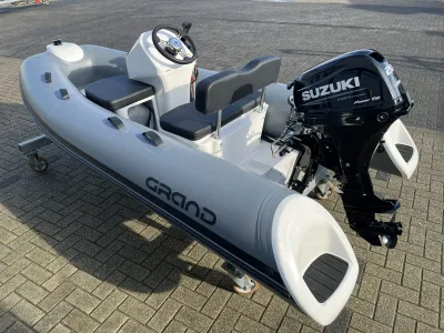 klein opblaasbare rib met buitenboordmotor