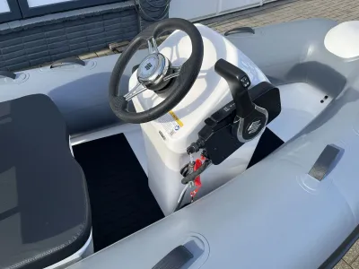 stuurconsole en bediening van rubberboot