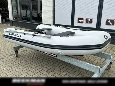 lichtgrijze opblaasbare RIB op trailer